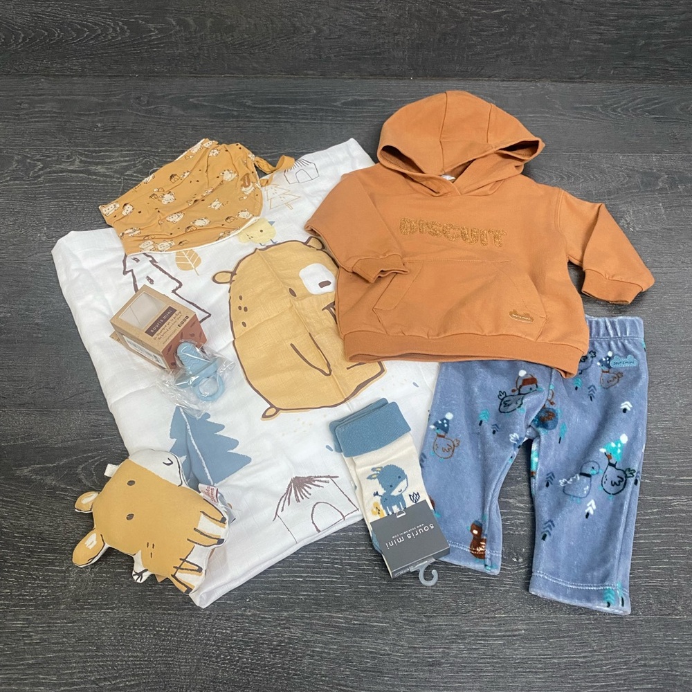 Adorable Baby Outfit Set with Hoodie and velvet pants